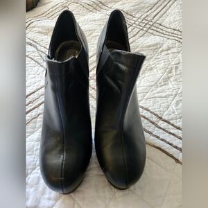 Woman's black ankle boots
